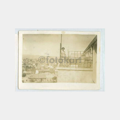 1940 Anadolu Şehir Ev ve Kadın Görünüş Fotoğraf