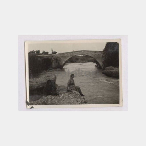 Anadolu Köprü Önünde Kadın Fotoğraf