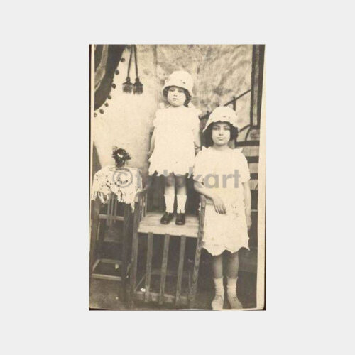 Güzel Giysili İki Kızkardeş Fotoğraf