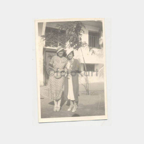 İlginç Giysili 2 Kadın Fotoğraf