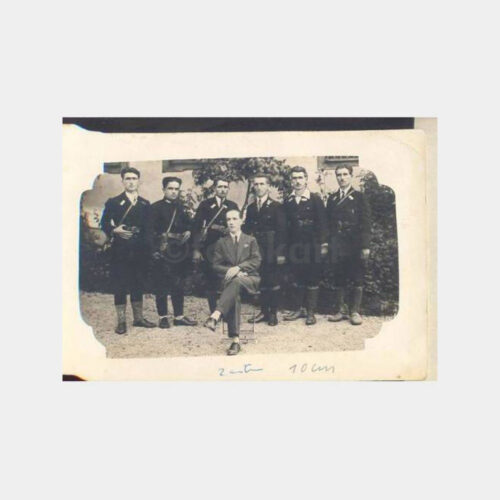 İlginç Giysili ve Çantalı Bir Grup Fotoğraf