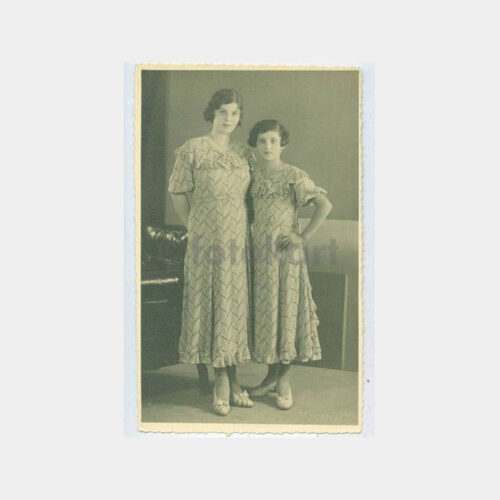 1930 Foto Mümtaz - Aynı Tip Giysili Kadınlar Fotoğraf