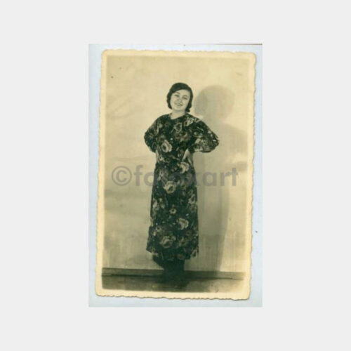 1930 Folklor Konulu Kadın Giysili Fotoğraf