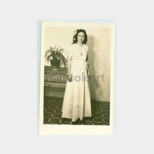 1943 Kadın Yılbaşı Giysisi ile Fotoğraf