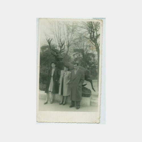 1940 Gezi Parkı - Geyik Heykeli Önünde Fotoğraf