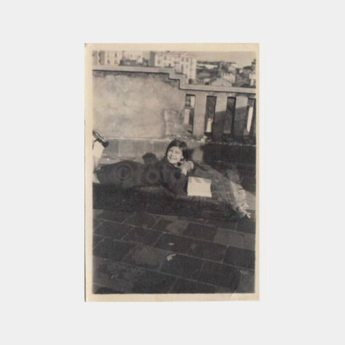 1932 Halı Üzerinde Balkonda Kız Fotoğraf