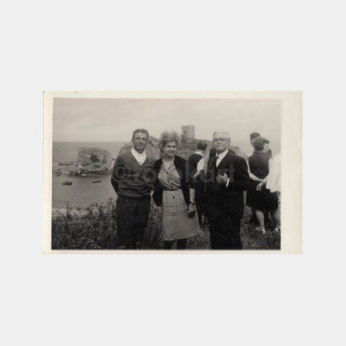 1966 Şile Kalesi Önünde Aile Görünüş Fotoğraf