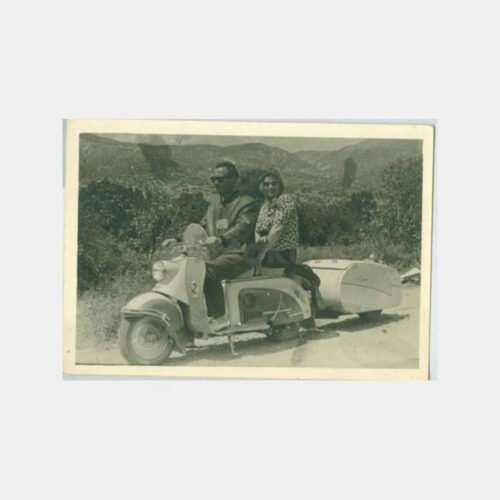 1963 Vespa Motorsikletli Aile Görünüş Fotoğraf