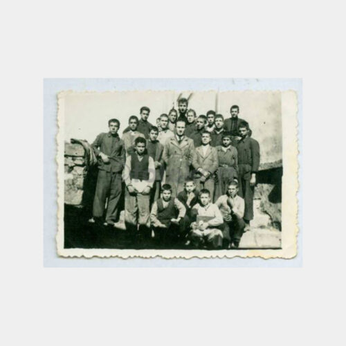 1940 Tarihi Ev Önünde Aile Görünüş Fotoğraf