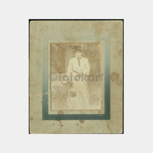 1910 Şapkalı Kostümlü Kadın Fotoğraf