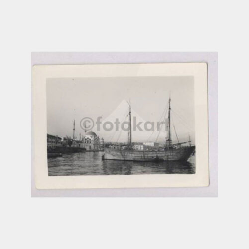 Dolmabahçe Önünde Mavna Tekneler Fotoğraf