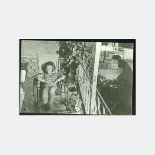 1950 Tarihi Ev Balkonunda Kadın Fotoğraf