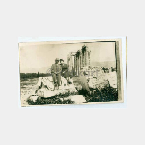 1930 Tarihi Antik Sütunlar Önü Bay ve Kadın Fotoğraf