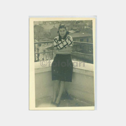 1940 Tarihi Ev Balkonu Kadın Fotoğraf