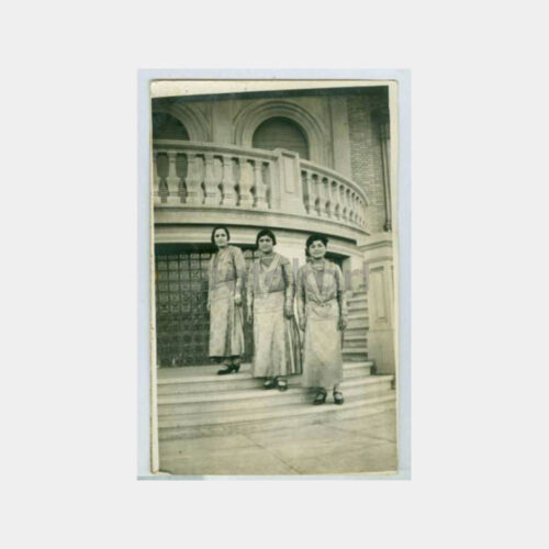 1930 Tarihi Ev Önünde Üç Kadın Görünüş Fotoğraf