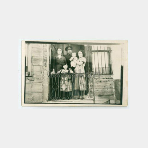 1930 Tarihi Ev Önünde Aile Görünüş Fotoğraf