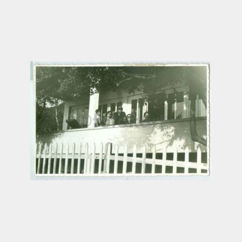 1940 Tarihi Ev Balkonunda Aile Fotoğraf