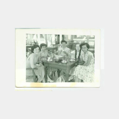 1950 Çay Bahçesinde Aile Görünüş Fotoğraf