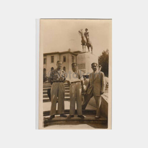 1950 Bursa Atatürk Anıtı Önünde Baylar Fotoğraf