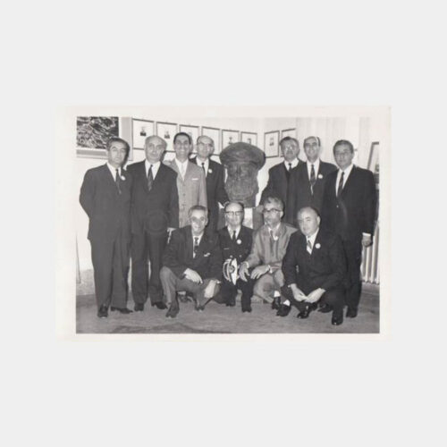 1975 Heybeliada Barbaros Heykeli Önünde Denizciler Fotoğraf