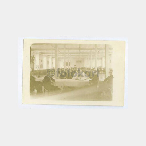 1931 Deniz Talebeleri Misafirle Yemek Fotoğraf