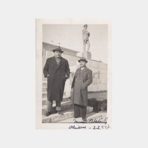 1947 Mersin Foto Milli - Ata Heykeli Önünde Konulu Fotoğraf