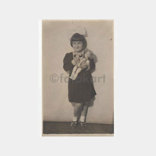 Bebek Oyuncaklı Kız Stüdyo Fotoğraf