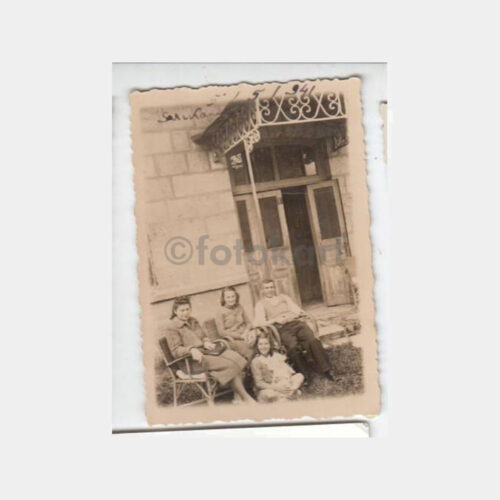 1941 Sarıkamış Tarihi Ev Önünde Aile Konulu Fotoğraf