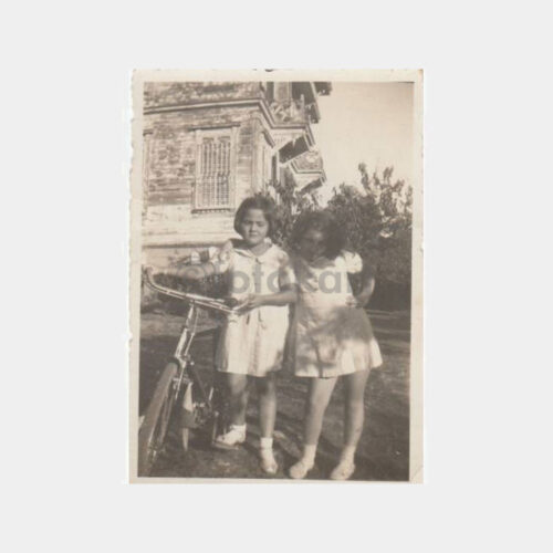 Tarihi Ev Önünde Bisikletli Kız Konulu Fotoğraf