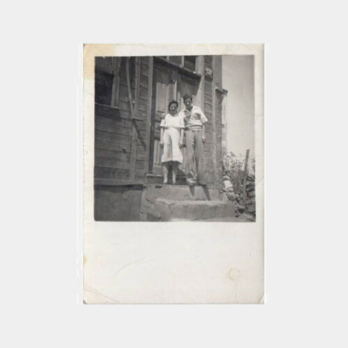 1948 Tarihi Ev Önünde Aile Konulu Fotoğraf