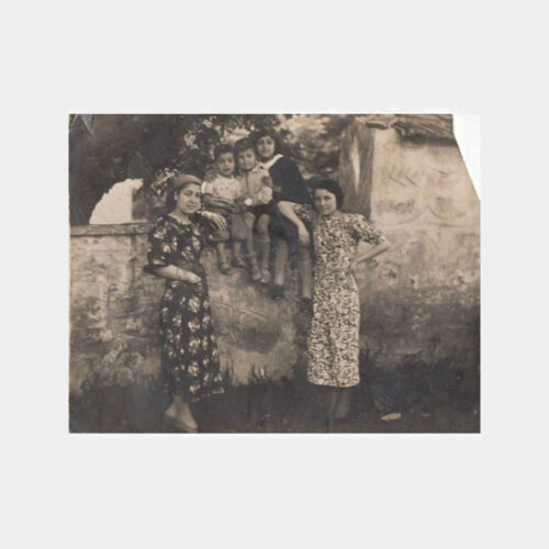 1930 Tarihi Ev Bahçesinde Kadınlar Fotoğraf