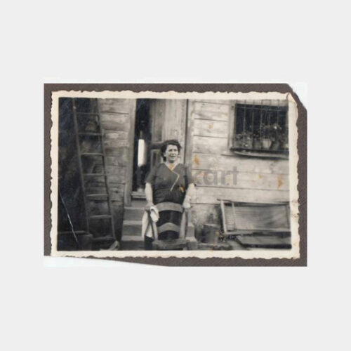 1937 Tarihi Ev Önünde Kadın Fotoğraf