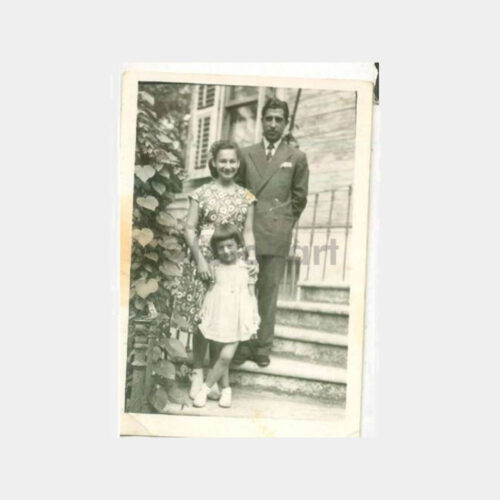 1950 Tarihi Ev Önünde Aile Fotoğraf