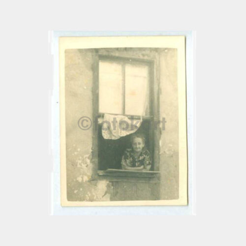 1940 Tarihi Ev Penceresinde Kadın Fotoğraf