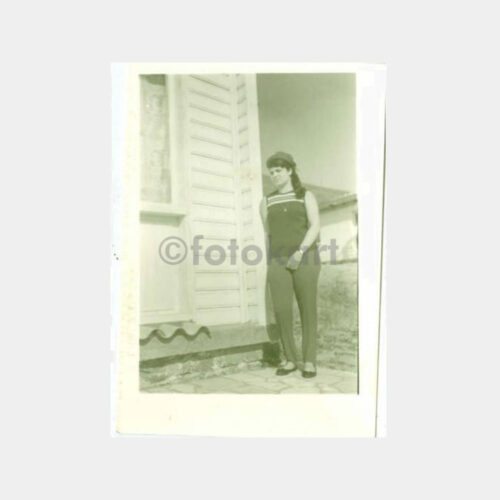 1960 Tarihi Ev Önünde Kadın Fotoğraf