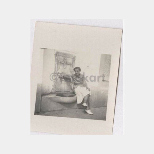 Tarihi Ev Çeşmesi ve Kadın Konulu Fotoğraf