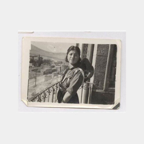 Tarihi Ev Balkonda İzci Kız Fotoğraf