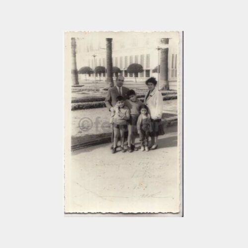 1957 İzmir Fuar Hatırası Aile Konulu 2 Adet Fotoğraf