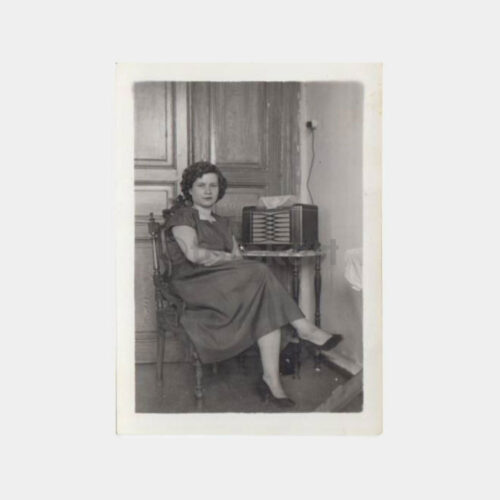 1955 Kadın ve Radyosu Konulu Fotoğraf