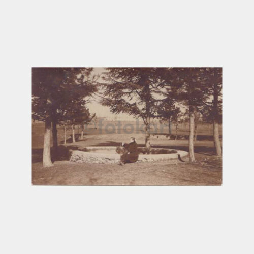 1920 Köşk Ev Bahçesinde Kadın Konulu Fotoğraf