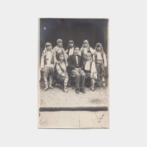 1930 Balıkesir Yöresi Folklor Öğrenci Grubu Konulu Fotoğraf