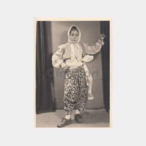 1956 Folklor Giyimli Kız Öğrenci Fotoğraf