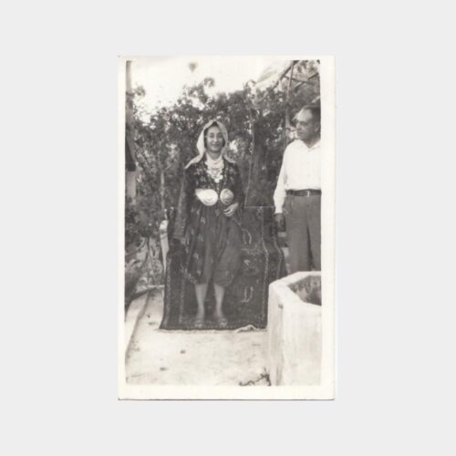 1950 Halı Dekorlu Folklor Giyimli Kadın Konulu Fotoğraf