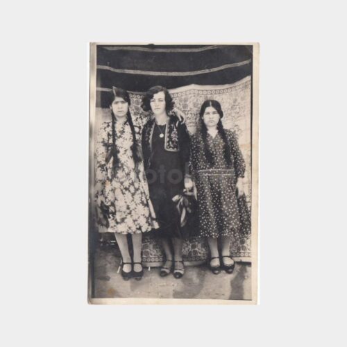 1950 Halı Dekorlu Folklor Giyimli Kızlar Konulu Fotoğraf