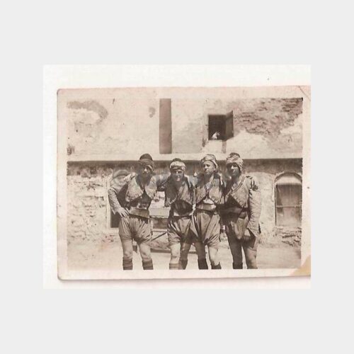 Yerel Giyimli Gençler Fotoğraf