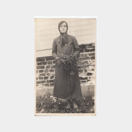 1933 Çiçekli Kadın Dış Mekan Konulu Fotoğraf