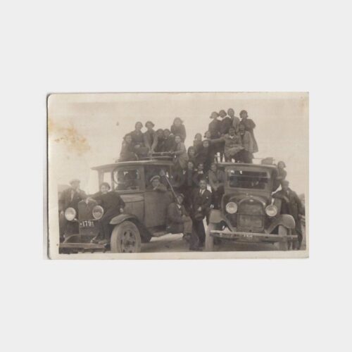 1933 Eski Otomobil Üzerinde Öğrenciler Konulu Fotoğraf