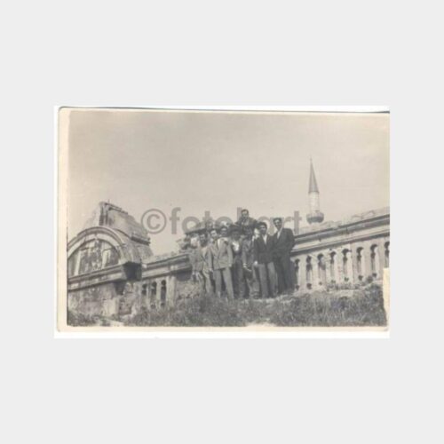 Tarihi Saray Kalıntısı Üzerinde Gençler Fotoğraf