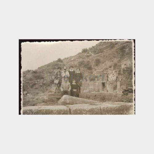 1955 Tarihi Harabeler Önünde Kızlar Fotoğraf