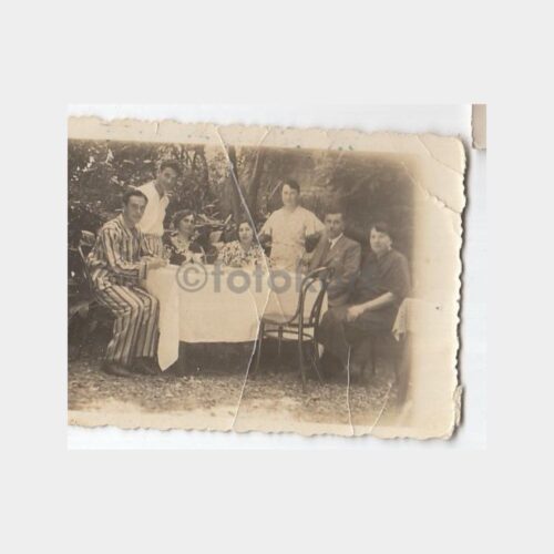 Tarihi Köşk Bahçesinde Aile Konulu Fotoğraf